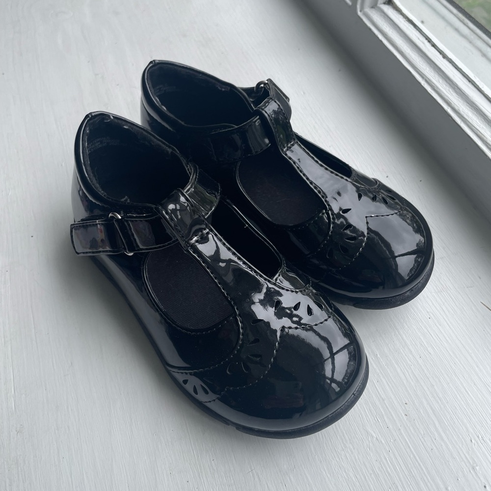 The Children's Place Black Dress Shoes with Patent Leather Finish sz 10 toddler